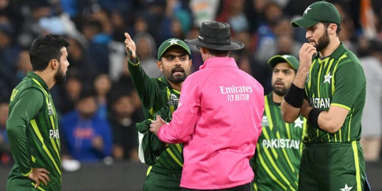 ಮೋಸ ಮಾಡಿ ಗೆದ್ದಿತಂತೆ ಟೀಂ ಇಂಡಿಯಾ : ಅಂಪೈರ್ಸ್ ಮಾಡಿದ ತಪ್ಪುಗಳ ಲೆಕ್ಕ