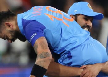 ಕೊಹ್ಲಿಯನ್ನು ಹೆಗಲ ಮೇಲೆ ಹೊತ್ತಿದ್ದ ಕ್ರಿಕೆಟರ್ಸ್ ಯಾರು? ಅವರೂ ದಿಗ್ಗಜರೇ..