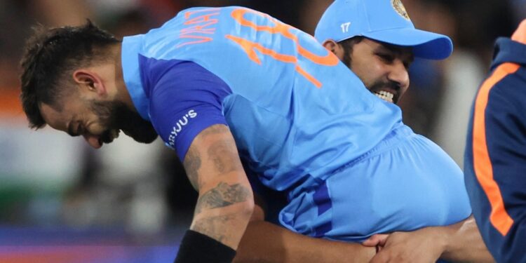 ಕೊಹ್ಲಿಯನ್ನು ಹೆಗಲ ಮೇಲೆ ಹೊತ್ತಿದ್ದ ಕ್ರಿಕೆಟರ್ಸ್ ಯಾರು? ಅವರೂ ದಿಗ್ಗಜರೇ..