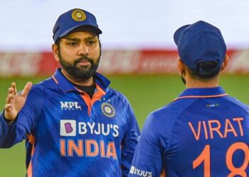 ವಿರಾಟ್ ಕೊಹ್ಲಿ ಫ್ಯಾನ್ ರೋಹಿತ್ ಶರ್ಮಾ ಅಭಿಮಾನಿಯನ್ನ ಕೊಂದೇ ಬಿಟ್ಟ.. ಕಾರಣ ಆರ್.ಸಿ.ಬಿ.