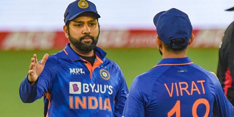 ವಿರಾಟ್ ಕೊಹ್ಲಿ ಫ್ಯಾನ್ ರೋಹಿತ್ ಶರ್ಮಾ ಅಭಿಮಾನಿಯನ್ನ ಕೊಂದೇ ಬಿಟ್ಟ.. ಕಾರಣ ಆರ್.ಸಿ.ಬಿ.