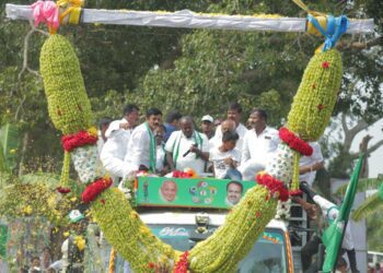 ಹಾರಗಳಲ್ಲೇ ವಿಶೇಷ ಸಂದೇಶ ಕೊಟ್ಟ ಕುಮಾರಸ್ವಾಮಿ : ಪಂಚರತ್ನ ರಹಸ್ಯ