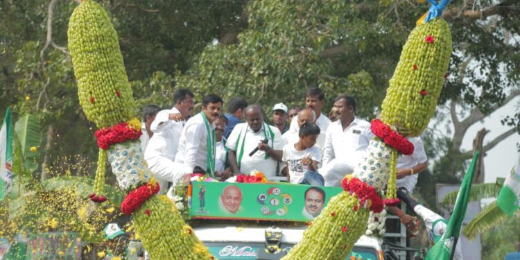 ಹಾರಗಳಲ್ಲೇ ವಿಶೇಷ ಸಂದೇಶ ಕೊಟ್ಟ ಕುಮಾರಸ್ವಾಮಿ : ಪಂಚರತ್ನ ರಹಸ್ಯ