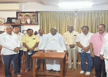 ಸುಮಲತಾ ಮಂಡ್ಯಕ್ಕೆ ಬಂದ ಬೆನ್ನಲ್ಲೇ ಅಖಾಡಕ್ಕೆ ದೇವೇಗೌಡ : ಶಾಸಕರಿಗೆ, ನಾಯಕರಿಗೆ ಎಚ್ಚರಿಕೆ..ಬಾಯಿಗೆ ಬೀಗ..