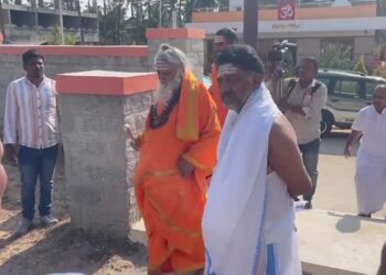 ಅಜ್ಜಯ್ಯ ಪೀಠದಲ್ಲಿ ಡಿಕೆ ಶಿವಕುಮಾರ್ ರಹಸ್ಯ ಪೂಜೆ. ಸಂಕಲ್ಪ ಮಂತ್ರ : ತಥಾಸ್ತು ಎಂದರು ಕಾಡಸಿದ್ದೇಶ್ವರ ಸ್ವಾಮೀಜಿ