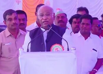 ಮಲ್ಲಿಕಾರ್ಜುನ ಖರ್ಗೆ, ಸಿದ್ದರಾಮಯ್ಯ ಹೇಳಿಕೆ ಸೆನ್ಸೇಷನ್: ಡಿಕೆ ಶಿವಕುಮಾರ್`ಗೆ ಒಳಗೊಳಗೇ ಟೆನ್ಷನ್