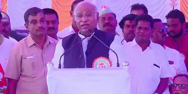 ಮಲ್ಲಿಕಾರ್ಜುನ ಖರ್ಗೆ, ಸಿದ್ದರಾಮಯ್ಯ ಹೇಳಿಕೆ ಸೆನ್ಸೇಷನ್: ಡಿಕೆ ಶಿವಕುಮಾರ್`ಗೆ ಒಳಗೊಳಗೇ ಟೆನ್ಷನ್