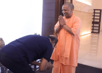 ಯೋಗಿ ಆದಿತ್ಯನಾಥ್ ಕಾಲಿಗೆ ರಜನಿಕಾಂತ್ ಶಿರಸಾಷ್ಟಾಂಗ ನಮಸ್ಕಾರ : ಹೊಗಳಿದವರೂ.. ಬೈದವರೂ..