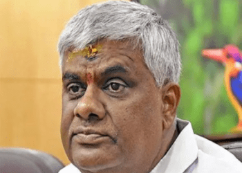 ಕಾಂಗ್ರೆಸ್ಸಿನವರು ಬೇಕಾದಾಗ ಕಾಲು ಹಿಡೀತಾರೆ..ಬೇಡ ಅಂದ್ರೆ ಮುಗಿಸ್ತಾರೆ : ಮೈತ್ರಿಯ ಟೀಕೆಗೆ ರೇವಣ್ಣ ಕೌಂಟರ್