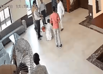 ನೆರವು ಕೇಳಿದ ರೈತನನ್ನು ಕಾಲಿನಿಂದ ಒದ್ದ ಕಾಂಗ್ರೆಸ್ ಶಾಸಕ..!