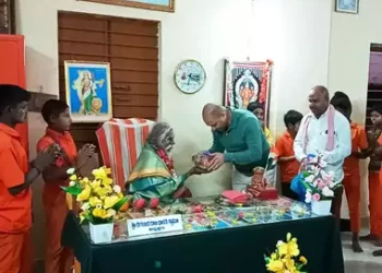 ಪೊಟರೆಯಲ್ಲಿ ವಾಸಿಸುವ ನಾಗಾಸಾಧು ಆಶೀರ್ವಾದ ಪಡೆದ ಸಂಸದ ಅನಂತ ಕುಮಾರ್‌ ಹೆಗಡೆ..!