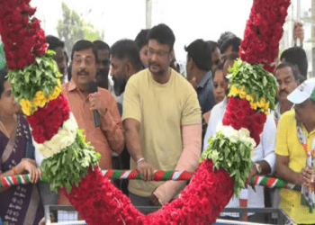 ಮಂಡ್ಯದಲ್ಲಿ ಕಾಂಗ್ರೆಸ್‌ ಪರ ನಟ ದರ್ಶನ್‌ : ಕುಮಾರಸ್ವಾಮಿಗೆ ಠಕ್ಕರ್‌ ಕೊಟ್ಟರಾ ಸುಮಲತಾ..?