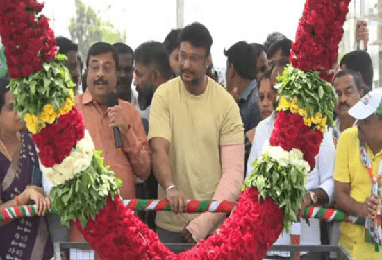 ಮಂಡ್ಯದಲ್ಲಿ ಕಾಂಗ್ರೆಸ್‌ ಪರ ನಟ ದರ್ಶನ್‌ : ಕುಮಾರಸ್ವಾಮಿಗೆ ಠಕ್ಕರ್‌ ಕೊಟ್ಟರಾ ಸುಮಲತಾ..?