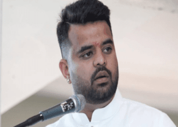 ಟಿಕೆಟ್‌ ಬುಕ್‌ ಮಾಡೋ ಪ್ರಜ್ವಲ್‌ ರೇವಣ್ಣ.. ಕ್ಯಾನ್ಸಲ್‌ ಮಾಡ್ತಿರೋದು ಯಾಕೆ..? ಇದೂ ಒಂದು ತಂತ್ರವಾ..?