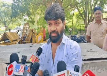 ಪೊಲೀಸ್‌ ತನಿಖೆ ನಡೆಯುತ್ತಿರುವ ವೇಳೆ ಮಾತನಾಡಬಾರದು : ದರ್ಶನ್‌ ಭೇಟಿ ಬಳಿಕ ವಿನೋದ್‌ ಪ್ರಭಾಕರ್‌ ಹೇಳಿಕೆ