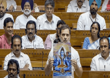 ಈಶ್ವರ, ಜೀಸಸ್‌, ಗುರು ನಾನಕ್‌ ಫೋಟೋದಲ್ಲಿದೆ ಅಭಯ ಹಸ್ತ : ಮೋದಿ ಹಿಂದೂನೇ ಅಲ್ಲ ಎಂದ ರಾಹುಲ್‌ ಗಾಂಧಿ