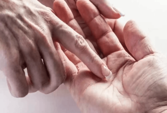 ಅಂಗೈಯಲ್ಲಿ ಜ್ಯೋತಿಷ್ಯದ ಕಣ್ಣು : ಹಸ್ತದಲ್ಲಿ ಈ ಚಿಹ್ನೆಗಳಿದ್ರೆ ಸಂಪತ್ತು.. ರಾಜಯೋಗದ ಸೂಚನೆ..!