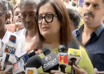 ದರ್ಶನ್‌ ಜೈಲಲ್ಲಿ ಇದ್ದಾನೆ ಅಂತಾ ಹೈಲೈಟ್‌ ಮಾಡ್ತಿದ್ದೀರಿ.. : ಮೀಡಿಯಾಗಳಿಗೆ ಸುಮಲತಾ ಅಂಬರೀಷ್‌ ಪಾಠ