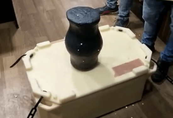 ರೈಸ್‌ ಪುಲ್ಲಿಂಗ್‌ ಮೋಸ : ʻಅದೃಷ್ಟದ ಚೊಂಬುʼ ನಂಬಿ ಜಮೀನು, ಮನೆಯನ್ನೇ ಬರೆದುಕೊಟ್ಟ ಕೋಟ್ಯಧಿಪತಿ..!