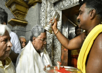 ಯಲ್ಲಮ್ಮ ದೇವಿಗೆ ಪತ್ನಿ ಹೆಸರಲ್ಲಿ ಅರ್ಚನೆ ಮಾಡಿಸಿದ ಸಿದ್ದರಾಮಯ್ಯ : ಕುಂಕುಮ ಹಚ್ಚಿಕೊಂಡು ದಕ್ಷಿಣೆ ಕೊಟ್ಟ ಸಿಎಂ