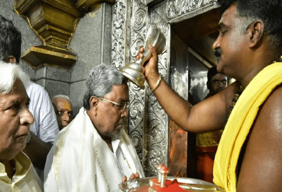 ಯಲ್ಲಮ್ಮ ದೇವಿಗೆ ಪತ್ನಿ ಹೆಸರಲ್ಲಿ ಅರ್ಚನೆ ಮಾಡಿಸಿದ ಸಿದ್ದರಾಮಯ್ಯ : ಕುಂಕುಮ ಹಚ್ಚಿಕೊಂಡು ದಕ್ಷಿಣೆ ಕೊಟ್ಟ ಸಿಎಂ