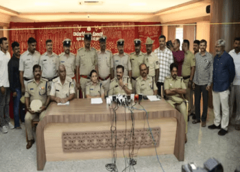 ಕೆರೆ ಖಾಲಿಯಾಗಿ ಸಿಕ್ಕಿಬಿದ್ದ 15 ಕೋಟಿ ಬಂಗಾರದ ಕಳ್ಳರು : ಸಾಲ ಕೊಡ್ಲಿಲ್ಲ ಅಂದಿದ್ದಕ್ಕೆ ದರೋಡೆ..!