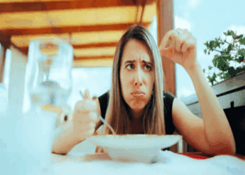 ಊಟದಲ್ಲಿ ಪದೇ ಪದೇ ಕೂದಲು ಸಿಗುತ್ತಿದ್ದರೆ.. ಎಚ್ಚರಿಕೆ. ಅದು ಮೂರು ಪ್ರಮಾದಗಳ ಮುನ್ಸೂಚನೆ..!