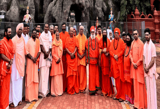 ವೀರಶೈವರೇ ಬೇರೆ.. ಲಿಂಗಾಯತರೇ ಬೇರೆ ಎಂದ ಮಠಾಧೀಶರು : ಮತ್ತೆ ಛಿದ್ರವಾಗಿದ್ದು ಏಕೆ..?