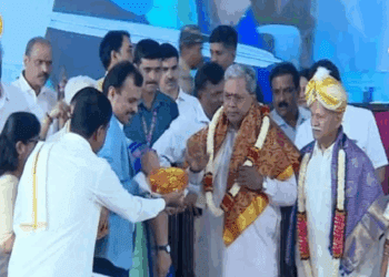 ಸಿದ್ದರಾಮಯ್ಯ ಸರ್..‌ ಮೈಸೂರು ಪೇಟ ಬೇಡ.. ಕುಂಕುಮ ಬೇಡ.. ಅವರ ಟೋಪಿ ಓಕೆನಾ : ಅಭಿಮಾನಿಗಳ ಪ್ರಶ್ನೆ