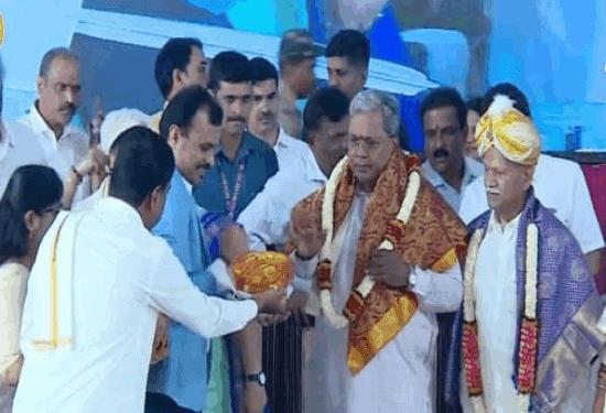 ಸಿದ್ದರಾಮಯ್ಯ ಸರ್..‌ ಮೈಸೂರು ಪೇಟ ಬೇಡ.. ಕುಂಕುಮ ಬೇಡ.. ಅವರ ಟೋಪಿ ಓಕೆನಾ : ಅಭಿಮಾನಿಗಳ ಪ್ರಶ್ನೆ