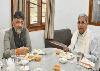 ಸಿದ್ದು-ಡಿಕೆ ಬ್ರೇಕ್‌ ಫಾಸ್ಟ್‌ ಪೇ ಚರ್ಚಾ : ಮಧ್ಯೆ ಇದ್ದ ಆತ ಯಾರು..? 